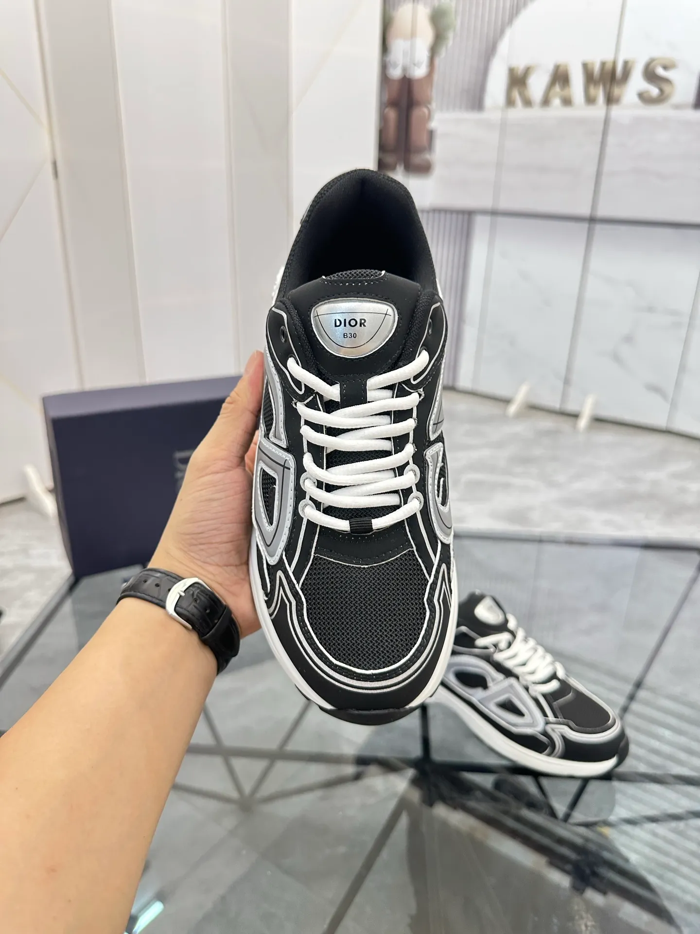 Men's shoes: 💰P400¥ Available in Guangzhou Product trademark: Dior* "Dior*" low-top casual shoes Regular size: 35-46 (can be customized to 47) Couple style Product materials: Upper imported cowhide stitched with original fabric, breathable lining, ultra-light foam original outsole. No.: 007